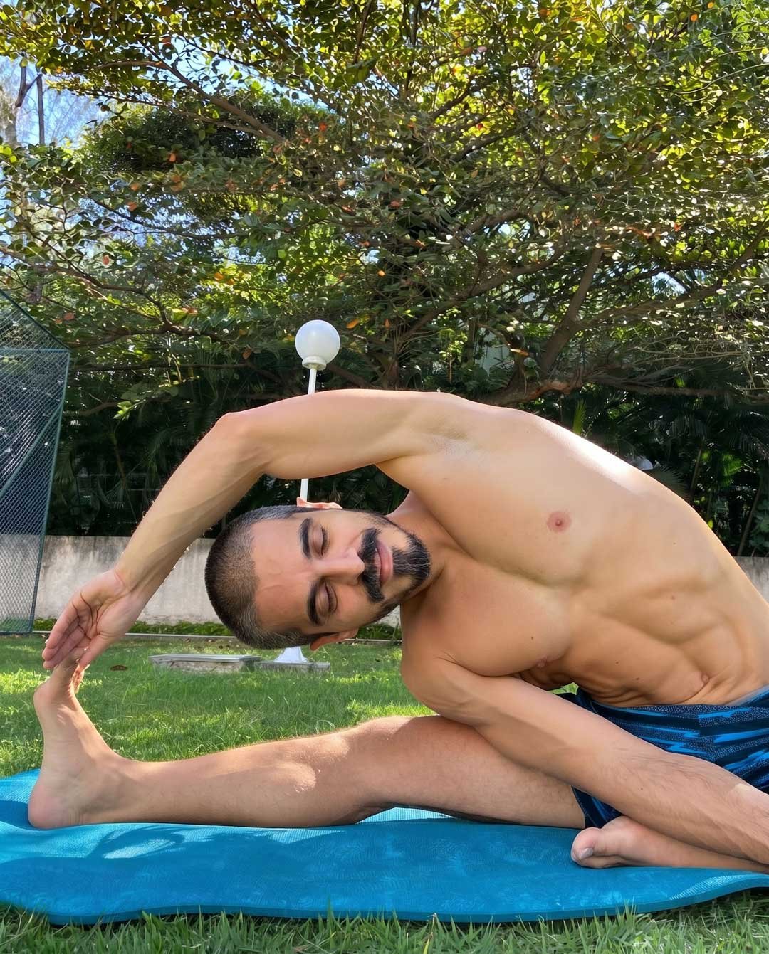 Rafael Andrade praticando uma postura de flexibilidade